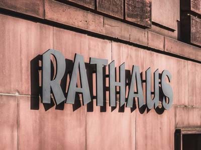 Rathaus-Schriftzug